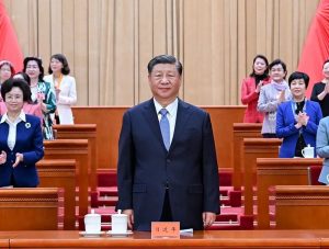 10月23日，中國婦女第十三次全國代表大會在北京人民大會堂開幕。這是中共中央總書記、國家主席、中央軍委主席習近平在主席台向與會代表致意